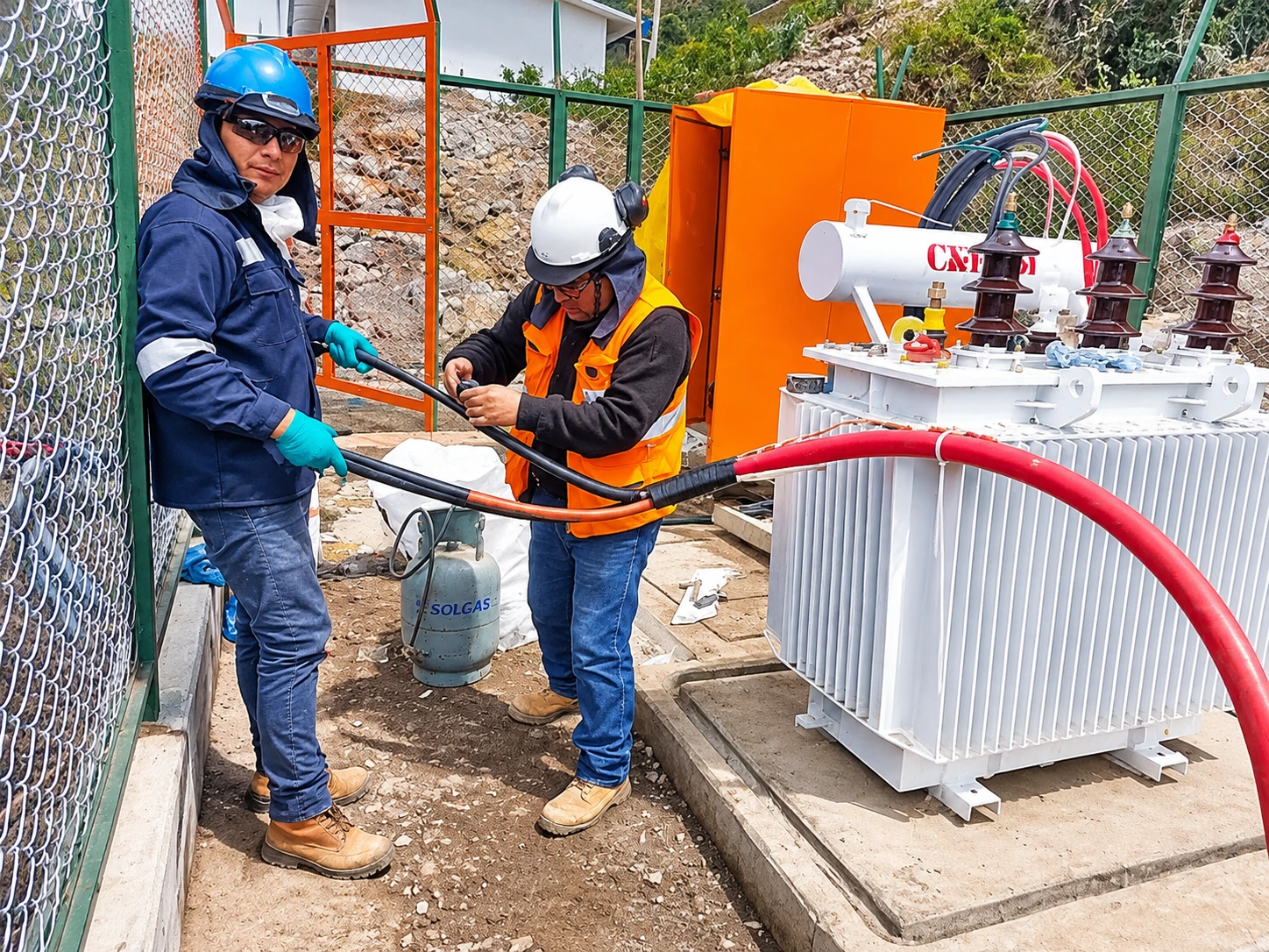 Montaje de transformadores de distribución y reconectadores