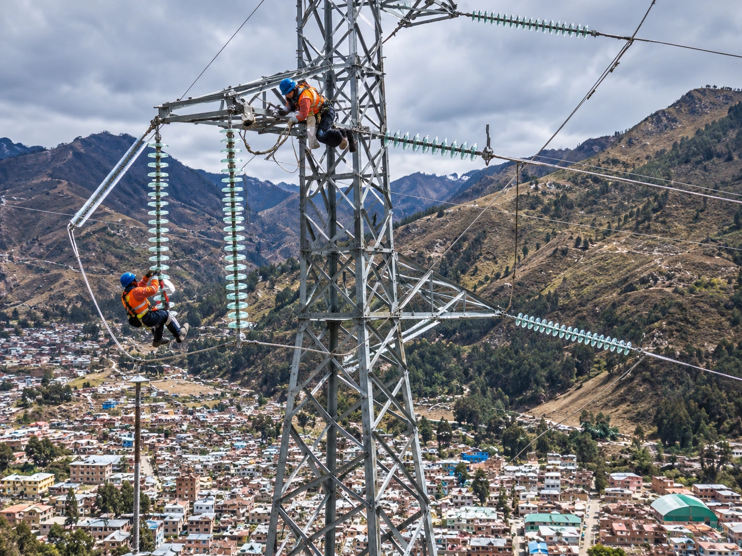 Fotografía de trabajo técnico: Instalación de pararrayos de línea de 220 kV