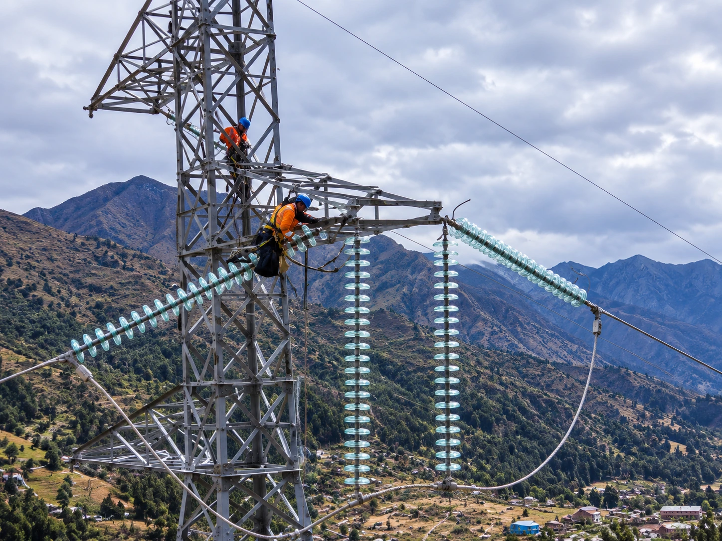 Cambio de aisladores en estructuras de línea de 66 kV