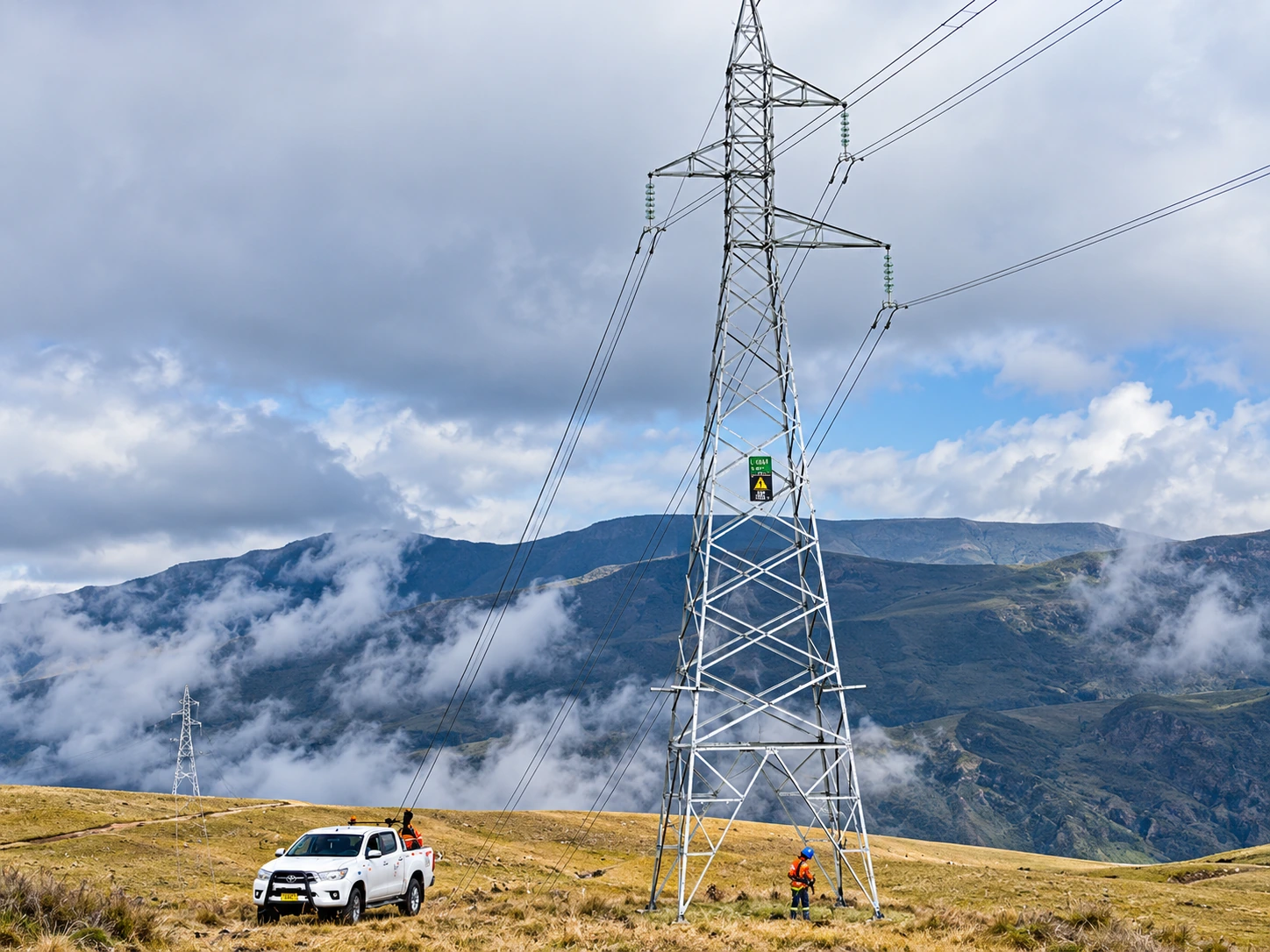 Fotografía de trabajo técnico: Mejoramiento de puesta a tierra para antenas de telecomunicaciones
