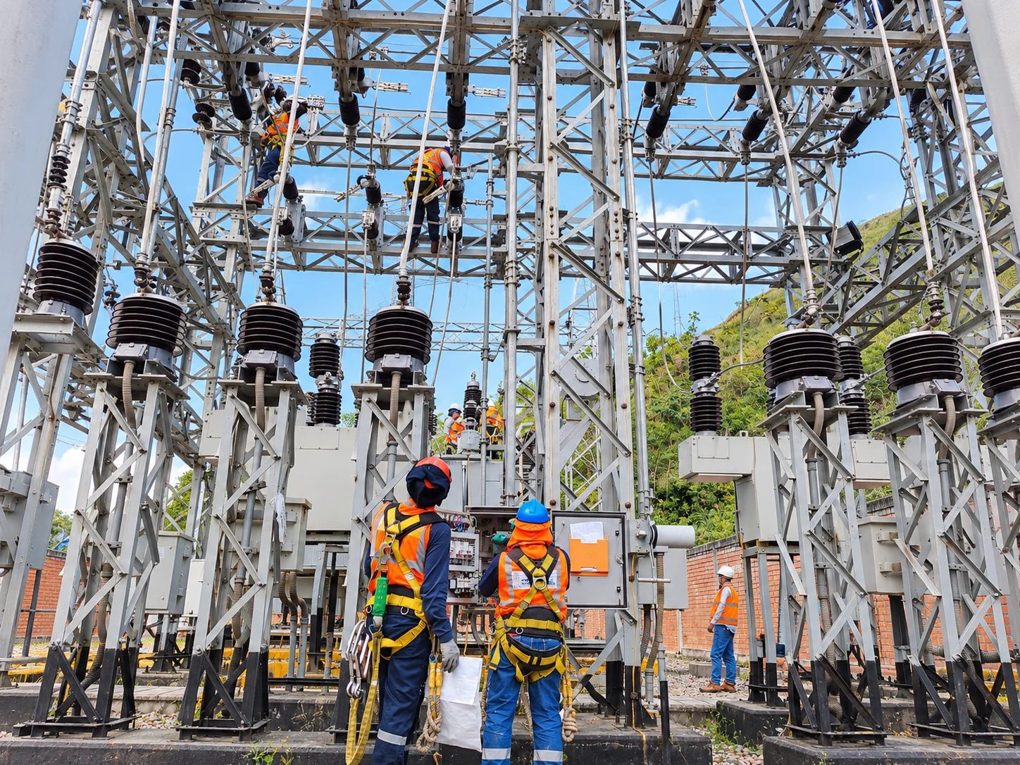Equipo técnico trabajando en subestación eléctrica