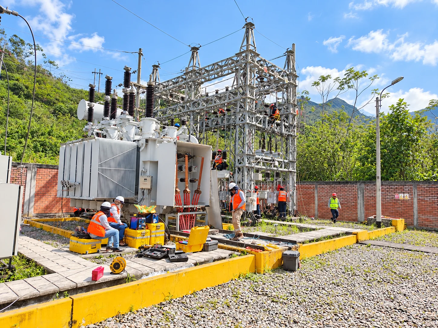 Personal técnico trabajando en subestación de potencia