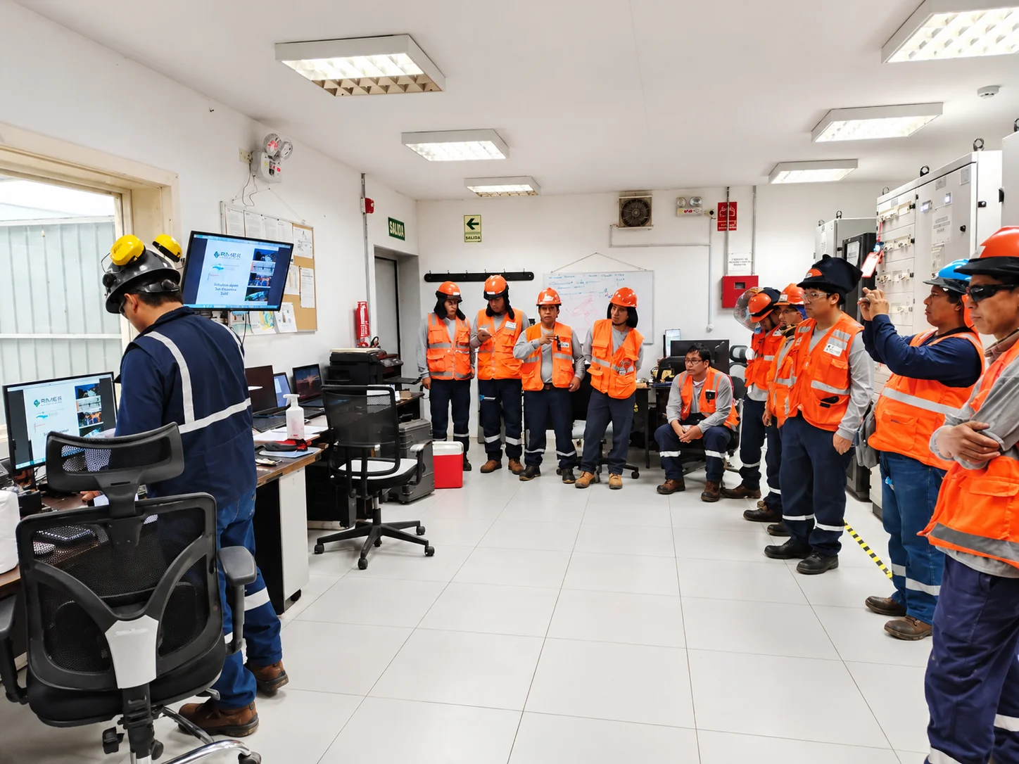 Equipo de RME Group en sala técnica de instalaciones eléctricas