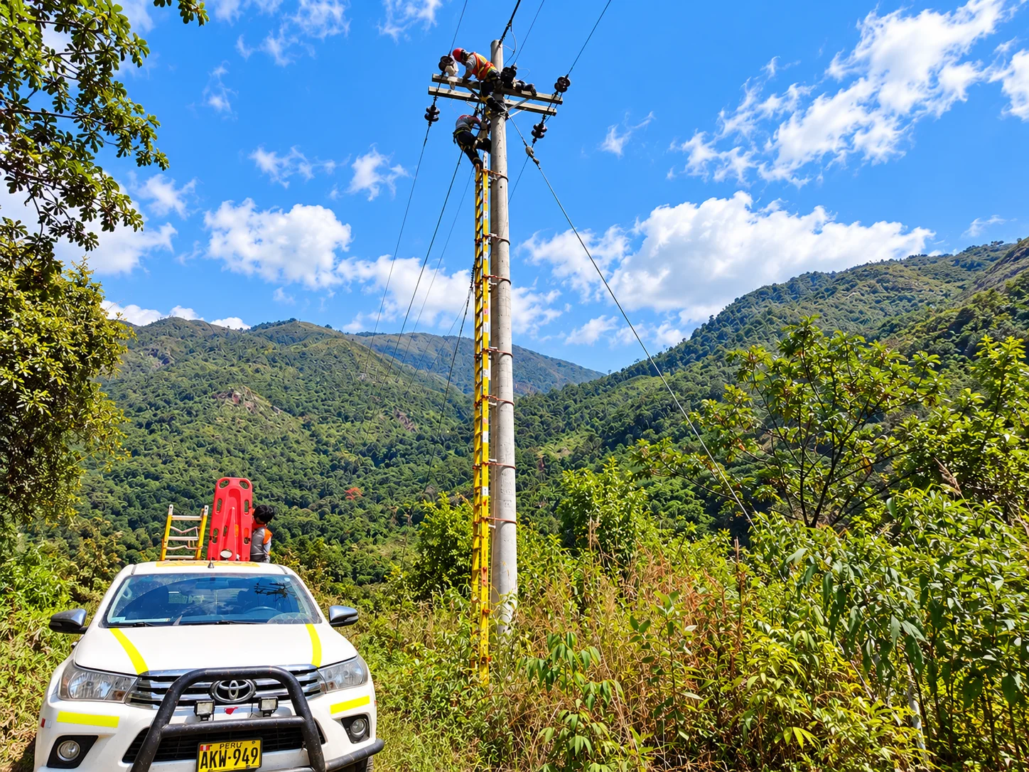 Trabajos en estructura eléctrica en campo